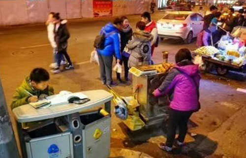 河南8歲男孩寒夜趴垃圾桶上寫(xiě)作業(yè) 常幫母親照看攤位.