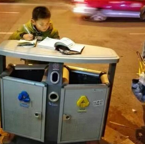 河南8歲男孩寒夜趴垃圾桶上寫(xiě)作業(yè) 常幫母親照看攤位.