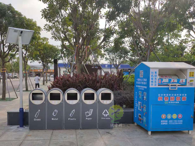 新款多分類果皮箱垃圾分類收集容器太陽能供電，智能滿溢功能通過平臺遠程終端提醒