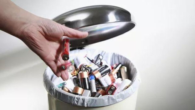 有害垃圾危害大，請投有害垃圾桶集中處置